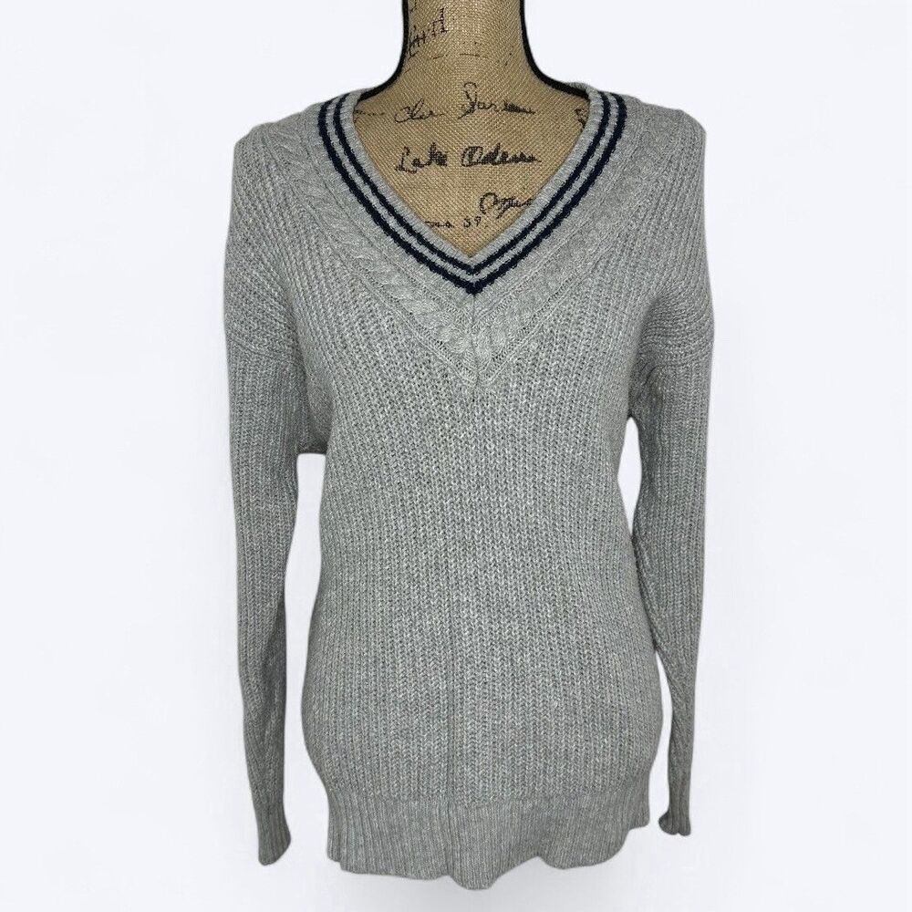 American Eagle Gray Knit V Neck Sweater Sz M Ribbed Stripe Neck‎ Preppy Fall